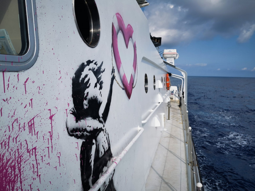 Ο Banksy έστειλε σκάφος για διάσωση μεταναστών στη Μεσόγειο | LiFO
