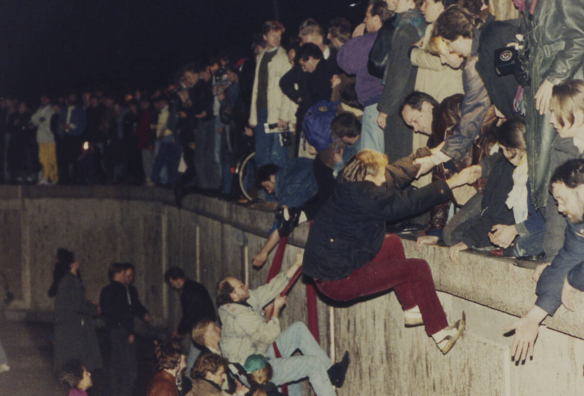 30η επέτειος από την πτώση του Τείχους του Βερολίνου: Η νύχτα που άλλαξε τον «κόσμο» (pics+vid) - Newsbomb - Ειδησεις - News
