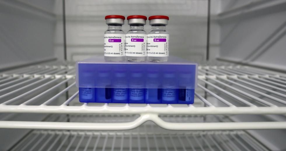Η AstraZeneca άλλαξε όνομα στο εμβόλιο-Αναφέρει και τις θρομβώσεις στις παρενέργειες | Η Εφημερίδα των Συντακτών