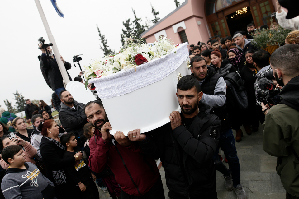 Θεσσαλονίκη: Συγκίνηση στην κηδεία του 16χρονου Ρομά που πυροβολήθηκε από αστυνομικό-1