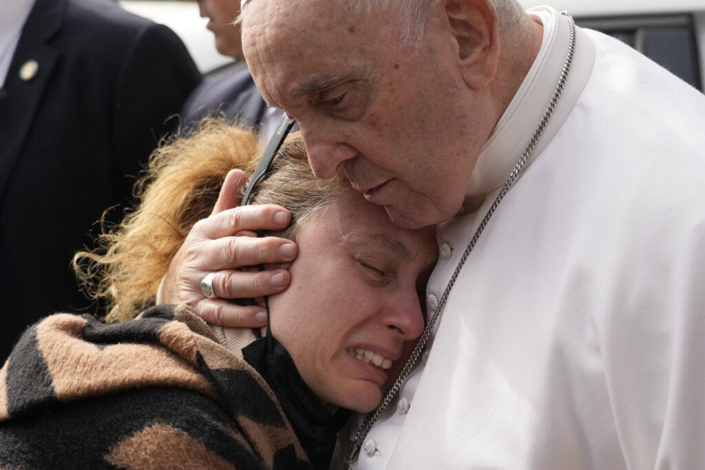 «Είμαι ακόμα ζωντανός» – Αστειεύτηκε ο Πάπας Φραγκίσκος μόλις βγήκε από το νοσοκομείο