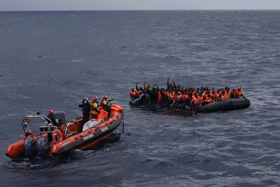 Διασωθέντες μετά το ναυάγιο ανοικτά της Λιβύης τον Νοέμβριο του 2020 / Φωτογραφία: AP Photos