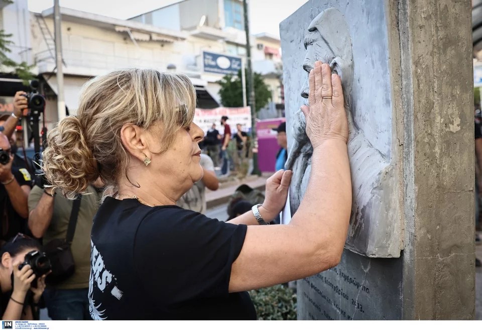 Η Μάγδα Φύσσα φιλάει το μνημείο του δολοφονημένου γιου της Πάυλου στο Κερατσίνι, δέκα χρόνια μετά την δολοφονία του / Φωτογραφία: Intime -ΛΙΑΚΟΣ ΓΙΑΝΝΗΣ 