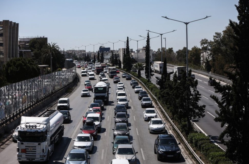 Αυξημένη Κίνηση στους Δρόμους της Αττικής Καθώς οι Οδηγοί Αντιμετωπίζουν Σημαντικές Καθυστερήσεις